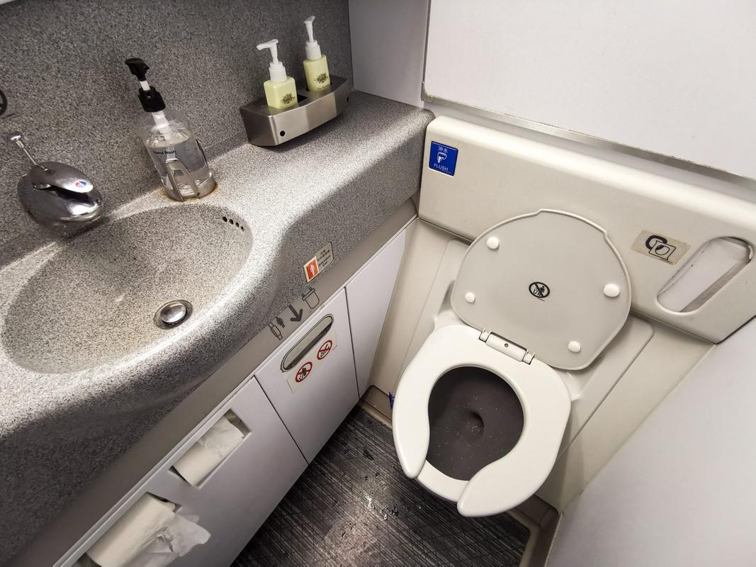 在飞机上上完厕所后,为什么一定不要坐在马桶上冲厕所?