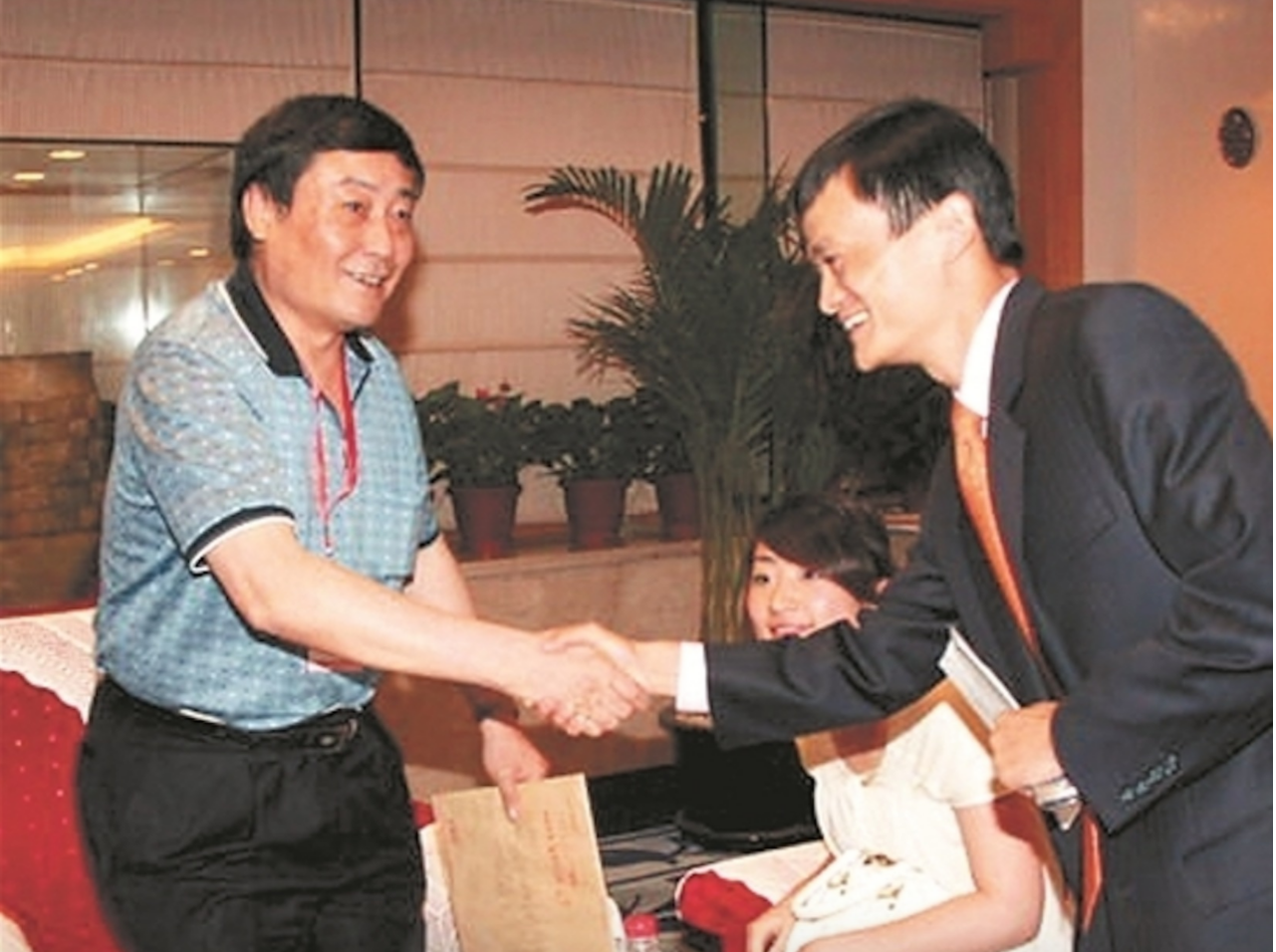 6张让人很感慨的企业大佬合影,两人获6次首富,雷军李宁上演佳话