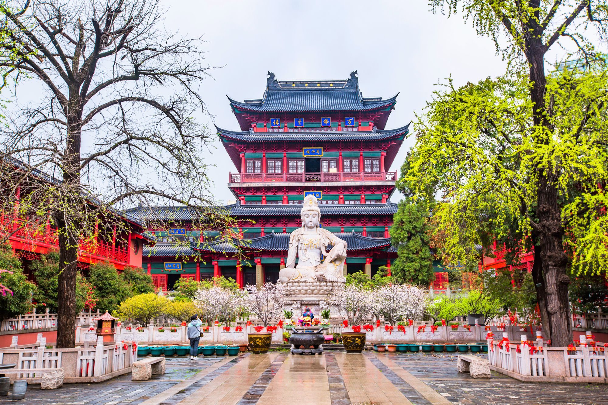 南京有一座毗卢寺,隐藏于闹市之中,这里还是中国佛教会的诞生地