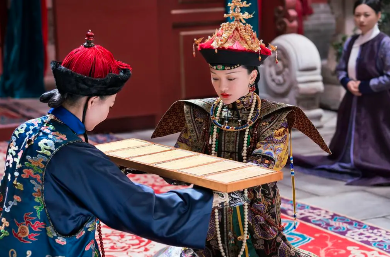 乾隆晚年最宠爱的妃子,触怒龙颜打死宫女被降级,地位却不输香妃