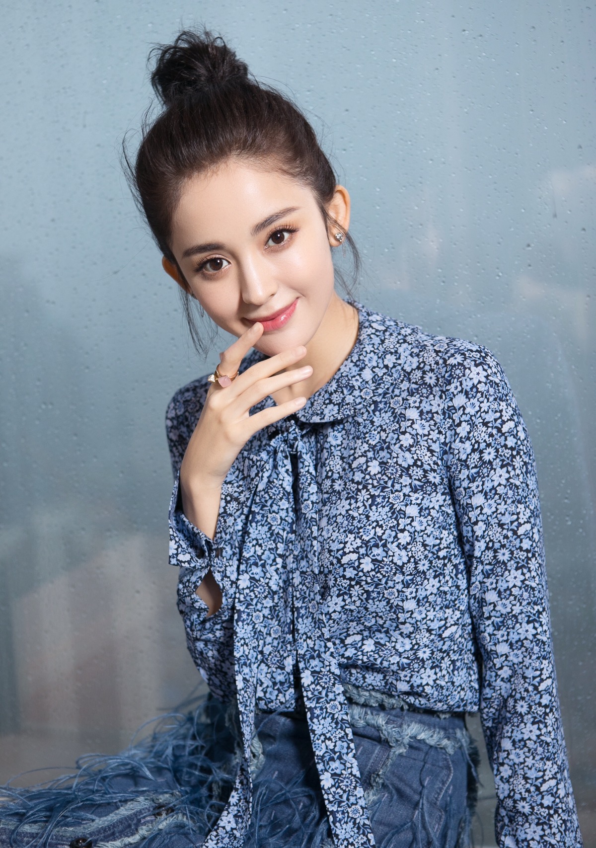 女星自曝拍戏被袭胸,开拍前胸前塞满卫生纸,收工后情绪崩溃痛哭