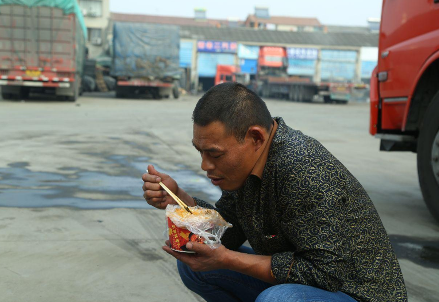 为何货车司机在车上啃干粮,不去服务区吃饭?司机:跑过长途都懂