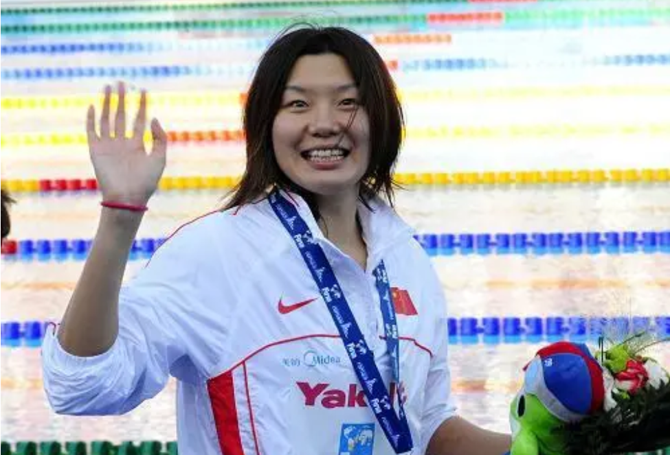 "亚洲蝶后"周雅菲,退役专注解说,嫁给二婚莫科儿女双全很幸福