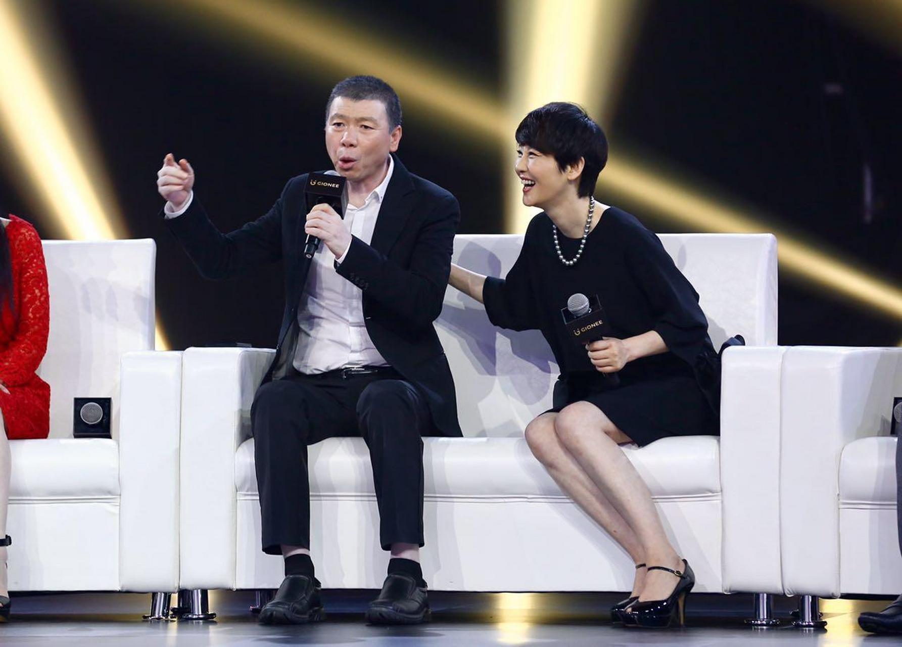 冯小刚和徐帆是影坛的模范夫妻,但最近冯小刚因丑闻陷入困境,徐帆无法