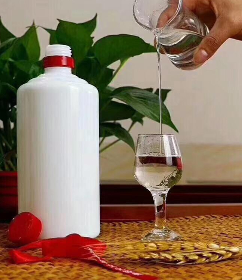 茅台镇当地人拿不贴标签的白瓶酒,也叫裸瓶酒,能喝吗?