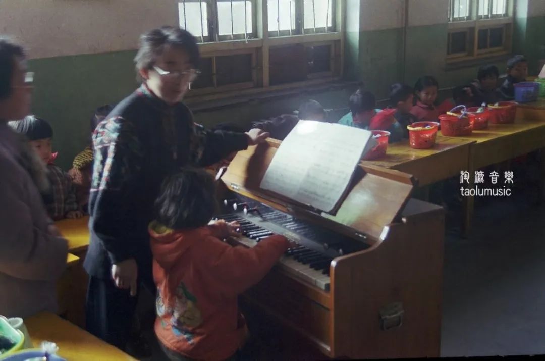 八九十年代小学生上音乐课