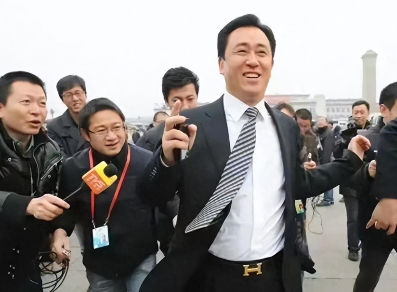 同是千亿富豪许家印吃上千元葡萄霍启刚吃饭花5百还打包5个菜