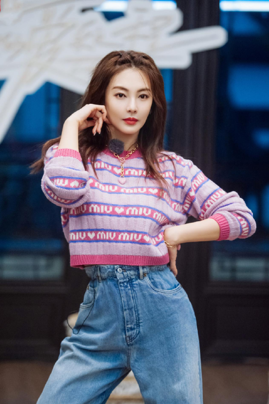 张雨绮最新照片曝光,穿卫衣搭牛仔裤时髦可爱,素颜出镜反差萌十足