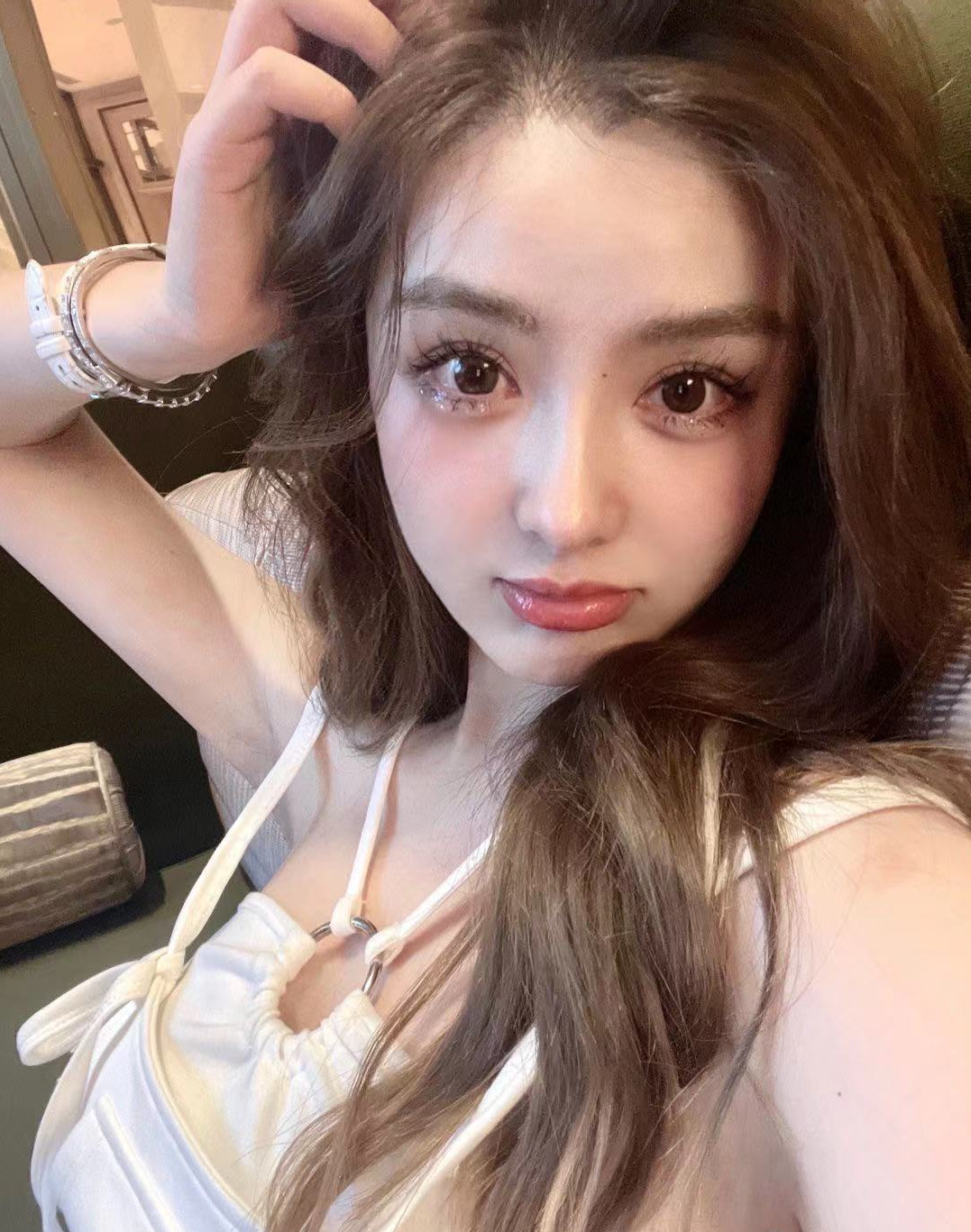 网红覃美莹引争议,雨天坐轮椅出行称脚有洁癖,还脚踩商店椅子上