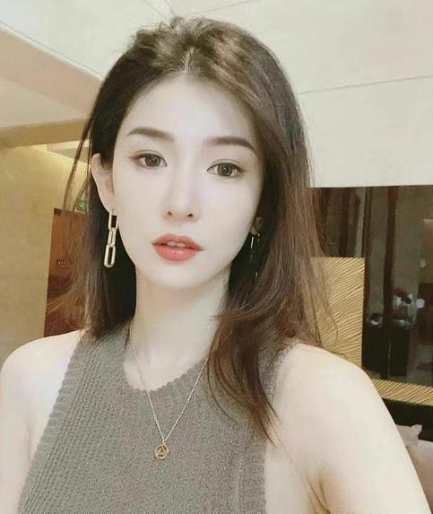 网红"湾湾"整容前照片被曝,素人时毫不起眼,整后神似多位明星