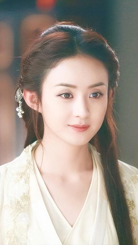 离婚后的赵丽颖,独居上海一个人散步吃烤串,和陈晓内核一致