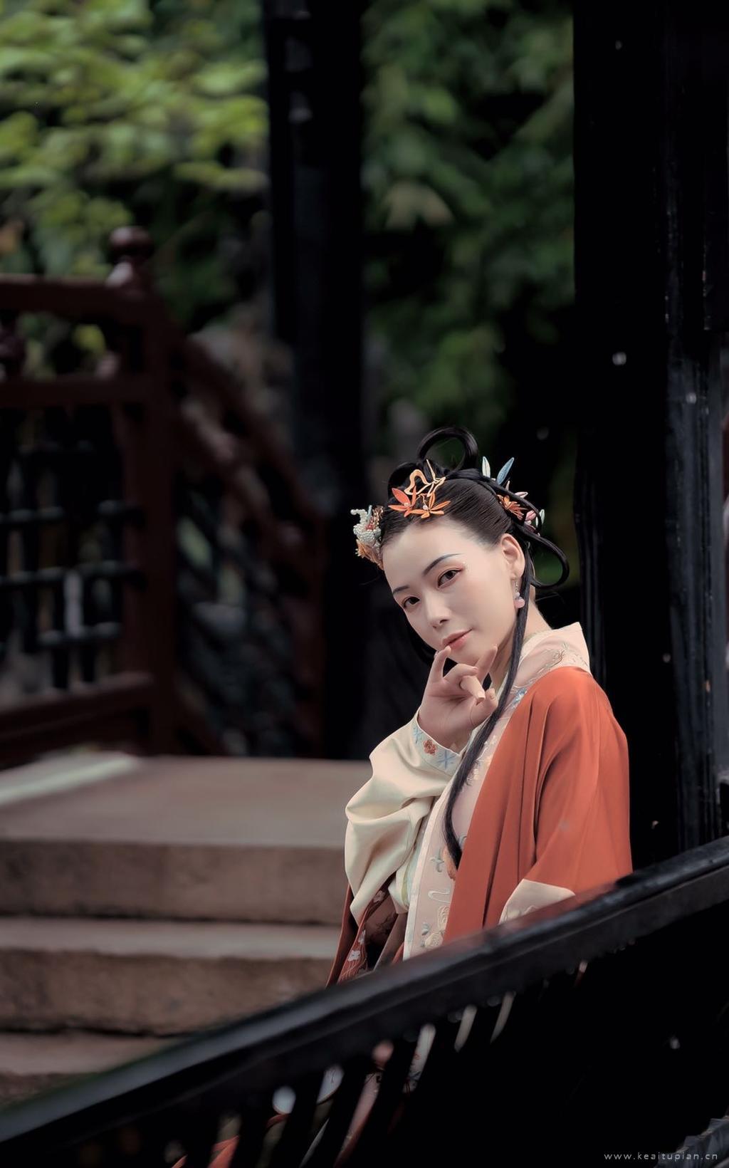 戴花执扇小憩的古装美女日常古风写真图片