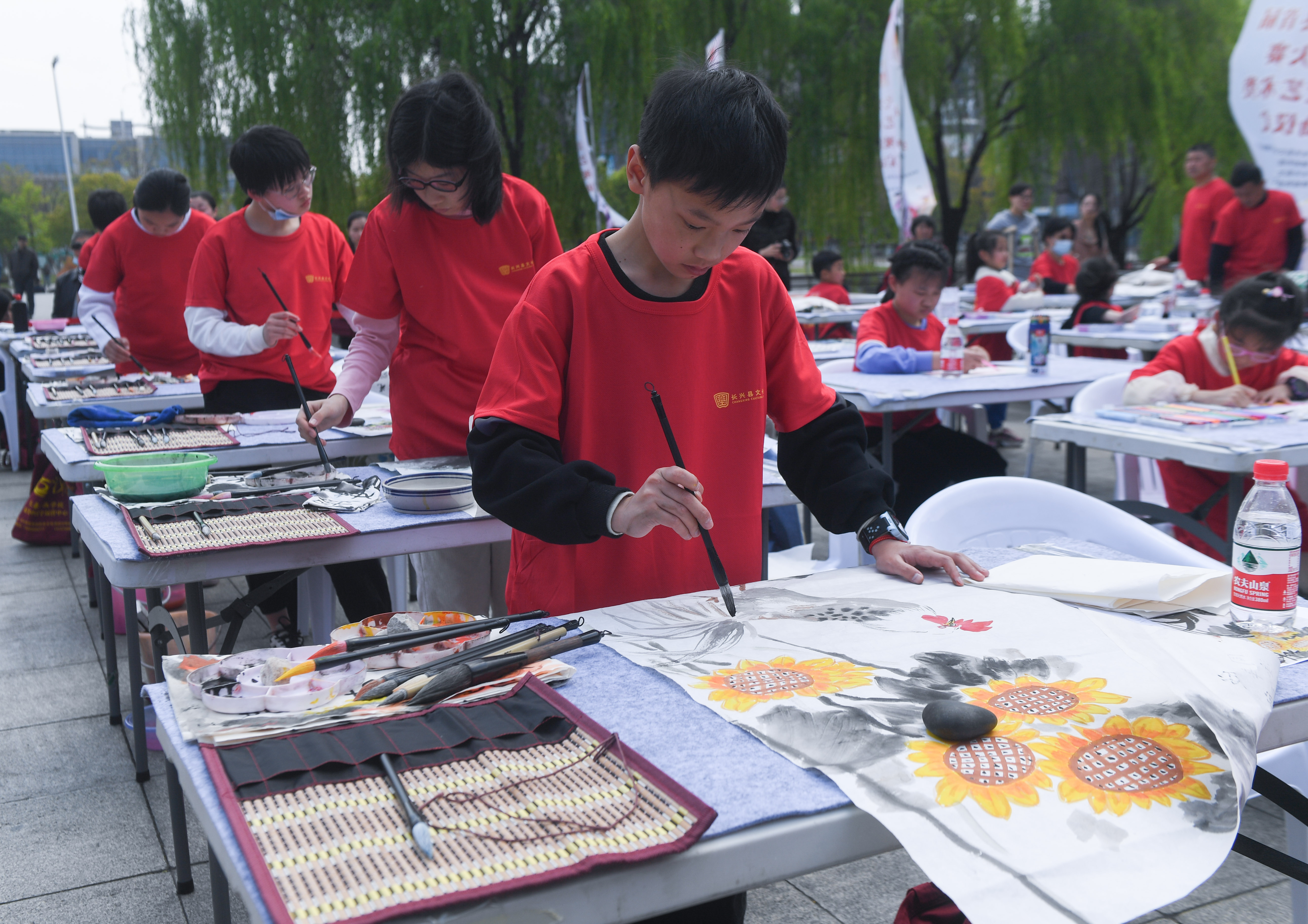 百人广场书画创作 开启全民艺术大赛(1)