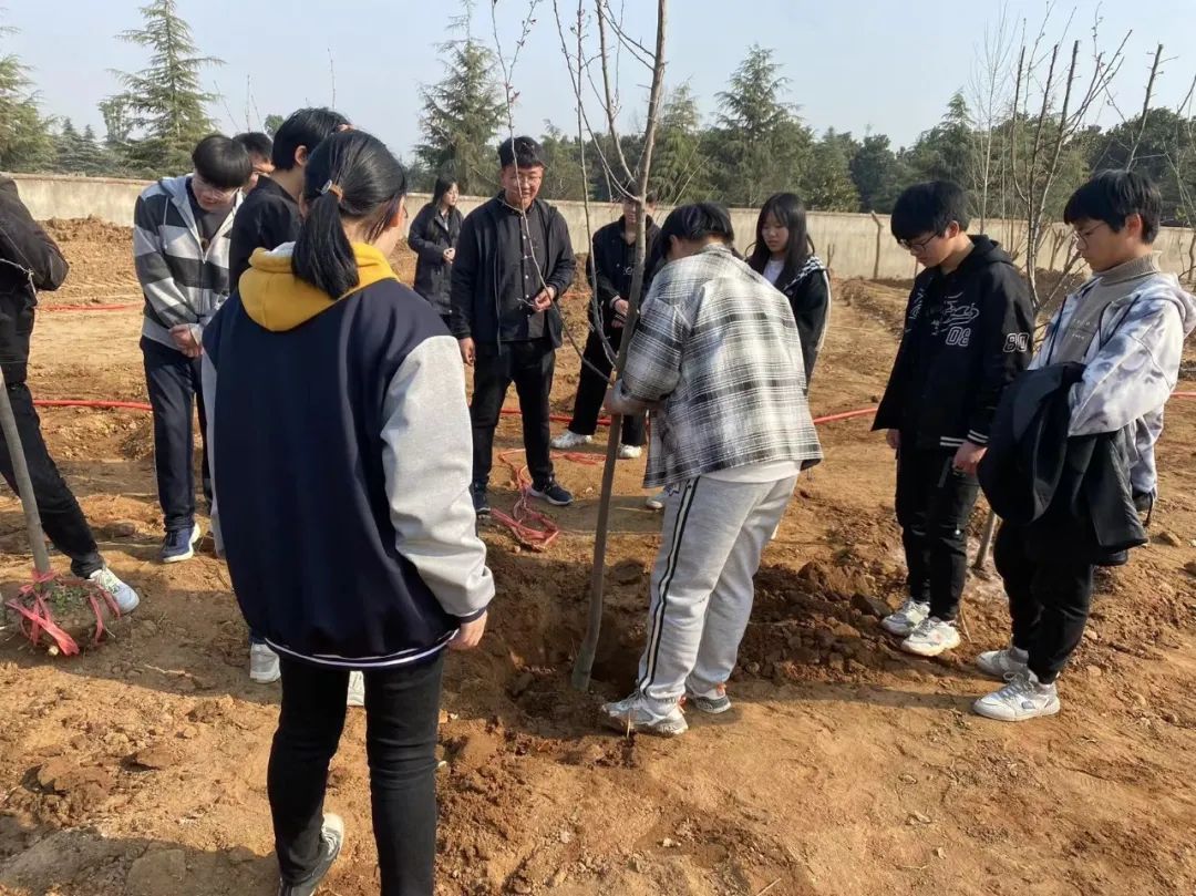 春暖花开植得期待育才高中2022年植树活动