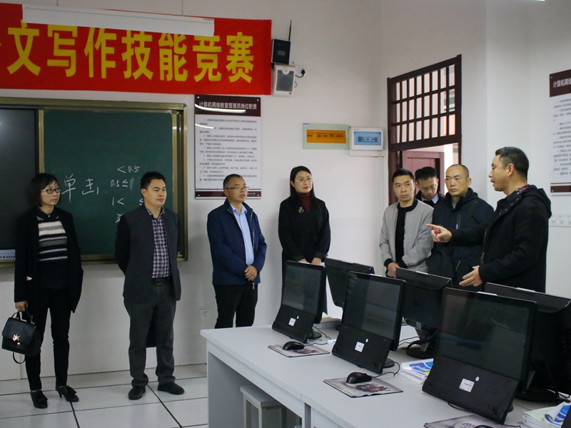 泸州十二中迎市级科技示范校复检