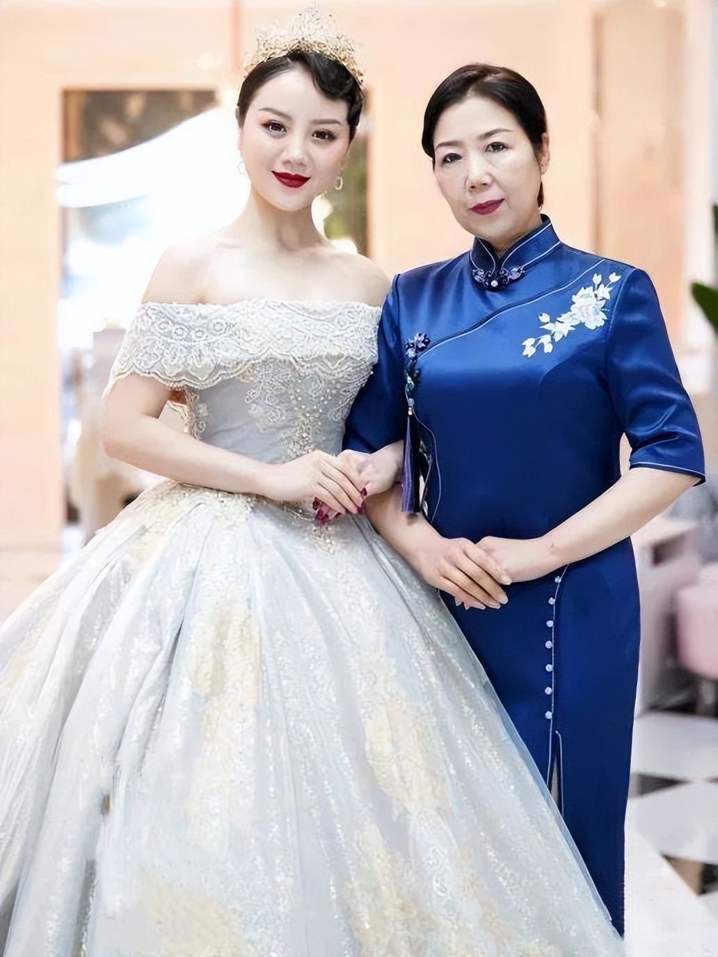 纪实:"最美"婆婆走红网络,穿着清凉出席婚礼,新娘也自叹弗如