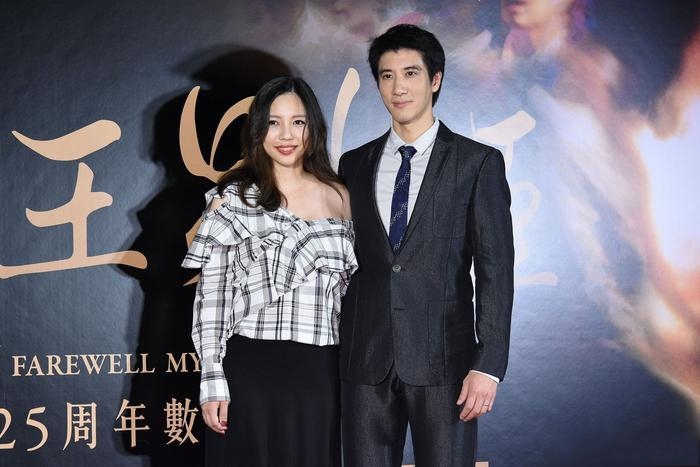 王力宏穿白色衬衫出镜,还主动帮工作人员调整座位,非常绅士礼貌