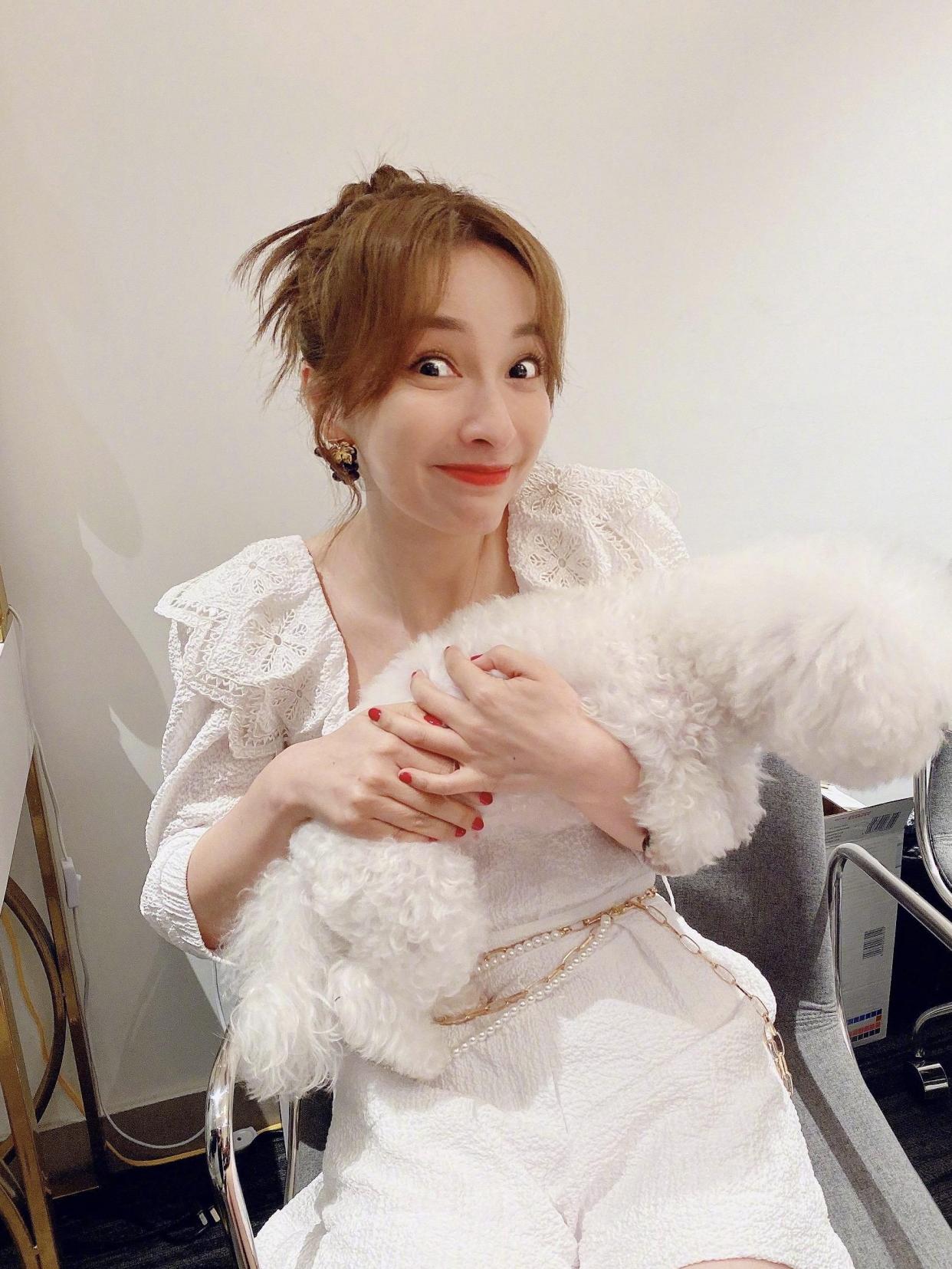 吴昕五一拍照,碎花连衣裙配短发妥妥的度假风,手舞足蹈太可爱了