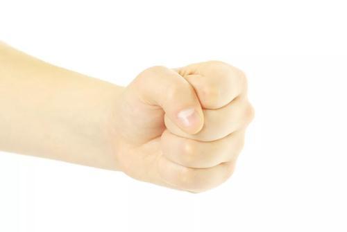 握紧拳头30秒后再松开,多久恢复算是正常呢?不妨尝试一下