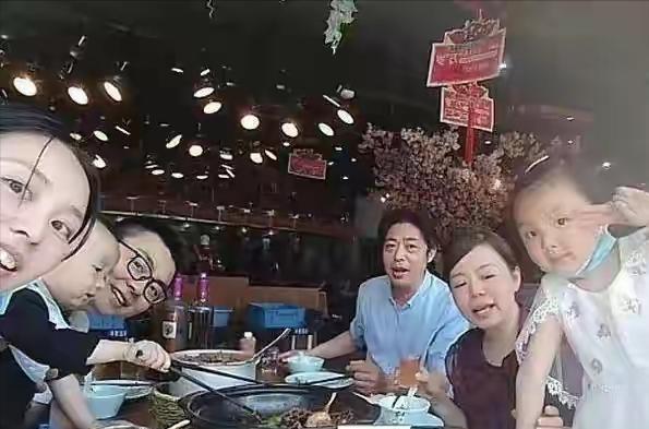 姚爸穿郭威买的衣服,姚家父子的感情很亲密,偏离轨道的人生归位