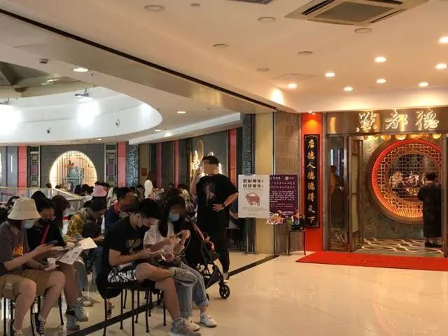 热点|“这个国庆像过年”！吃饭排队4000桌，网友刷屏这句话，瞬间泪目