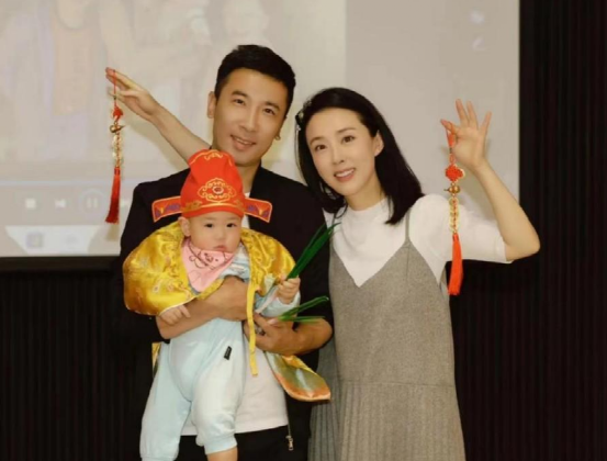 "最美嫦娥"颜丹晨全家福曝光,小5岁老公裸穿西装荷尔蒙爆棚