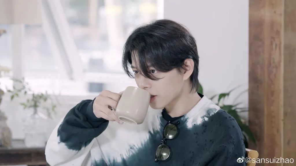 恋爱对象被扒出来疑似是《怦然心动20岁》里的男嘉宾叫赵天昊,外号