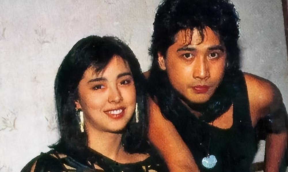 63岁齐秦宴会照爆出,头发稀疏大肚腩,与前女友王祖贤天差地别