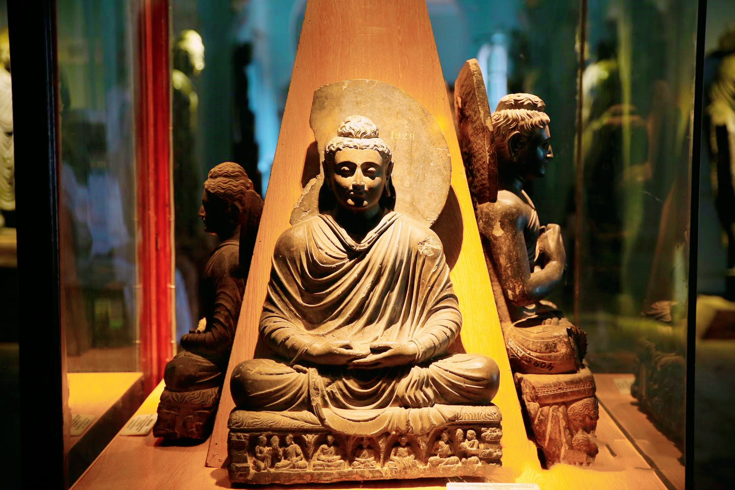 白沙瓦博物馆,陈列的都是佛像雕塑,让人应接不暇