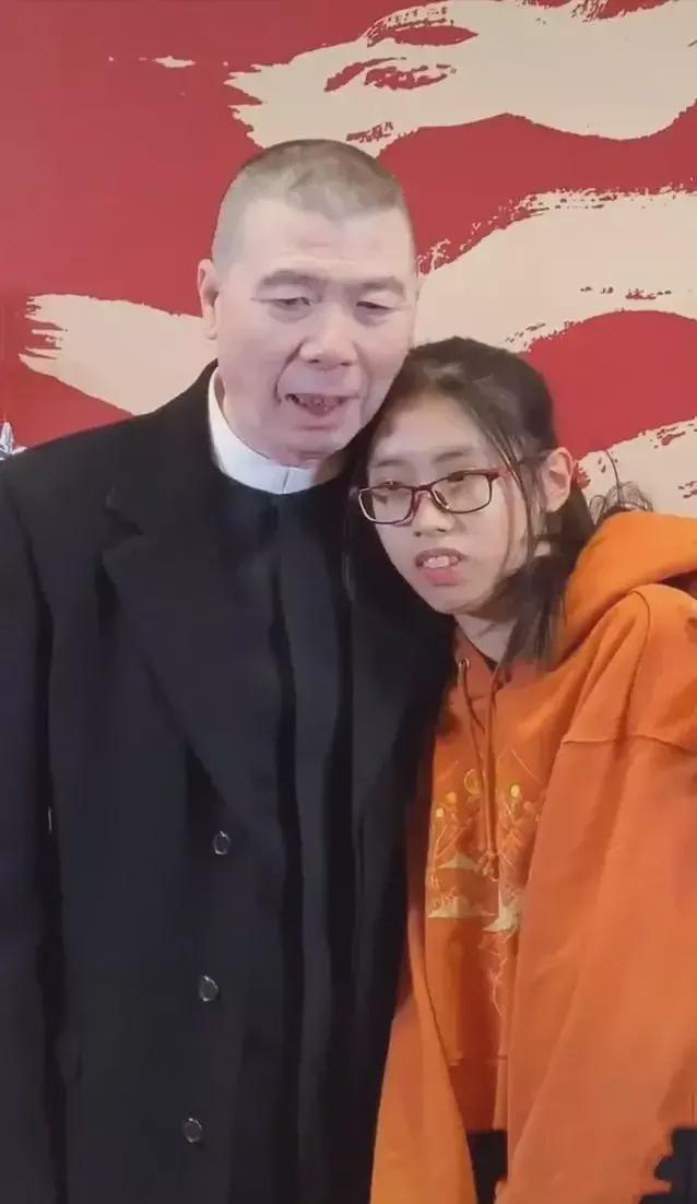 同样是冯小刚孩子,把前妻女儿和领养女儿一对比,差距就出来了