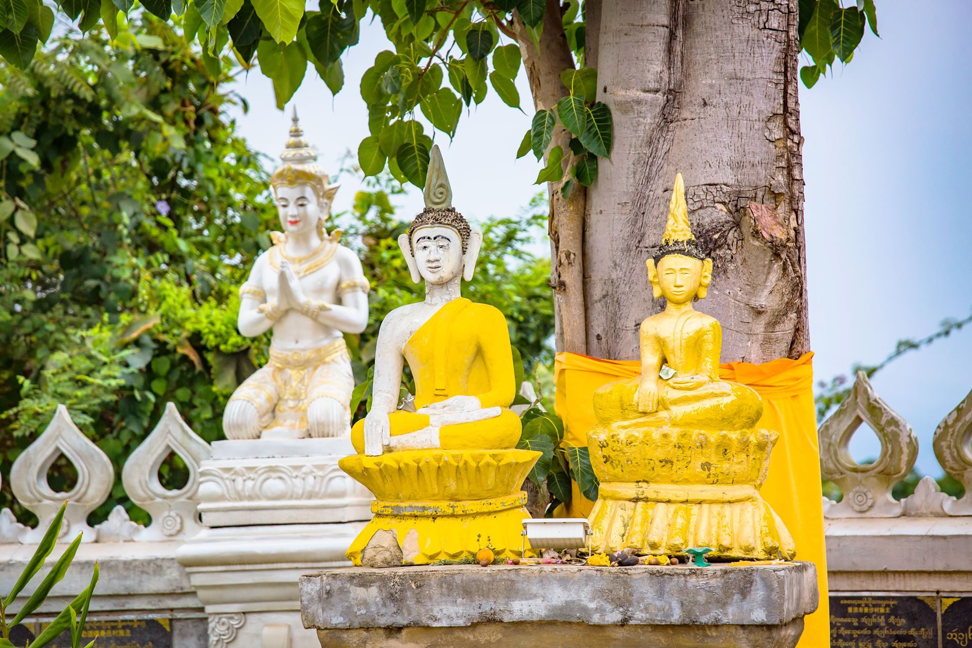 西双版纳有一座般若寺,造型独特,颜色洁白,成为了网红打卡地