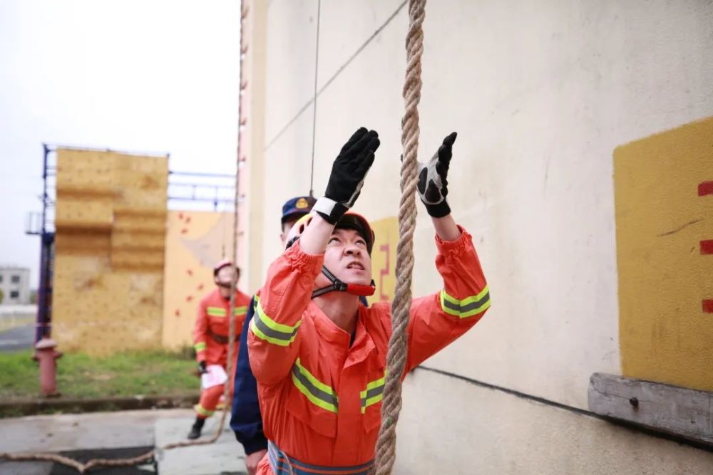 救人英雄陈建军安全绳图片