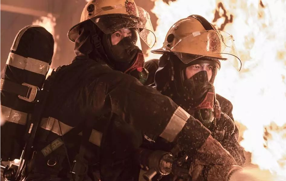 逆行者邓根萍:17年的英雄生涯,文武双全的消防发明家