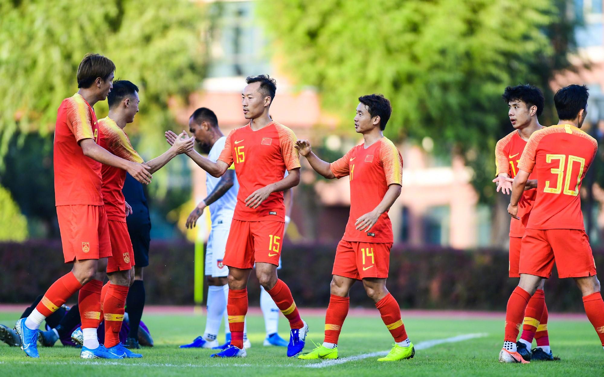 晚上八点三十分中国男子足球队迎战鱼腩球队,4场比赛16个进球