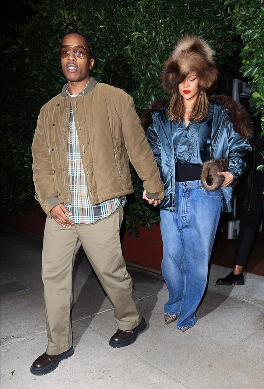 蕾哈娜怀孕生娃没有耽误事业,如今已经是两个孩子的辣妈.