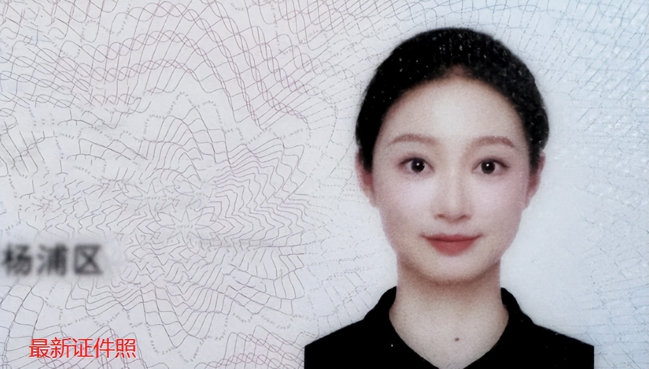 最美领诵员冯琳,保研985大学落户上海,读研后目光坚定颜值提升