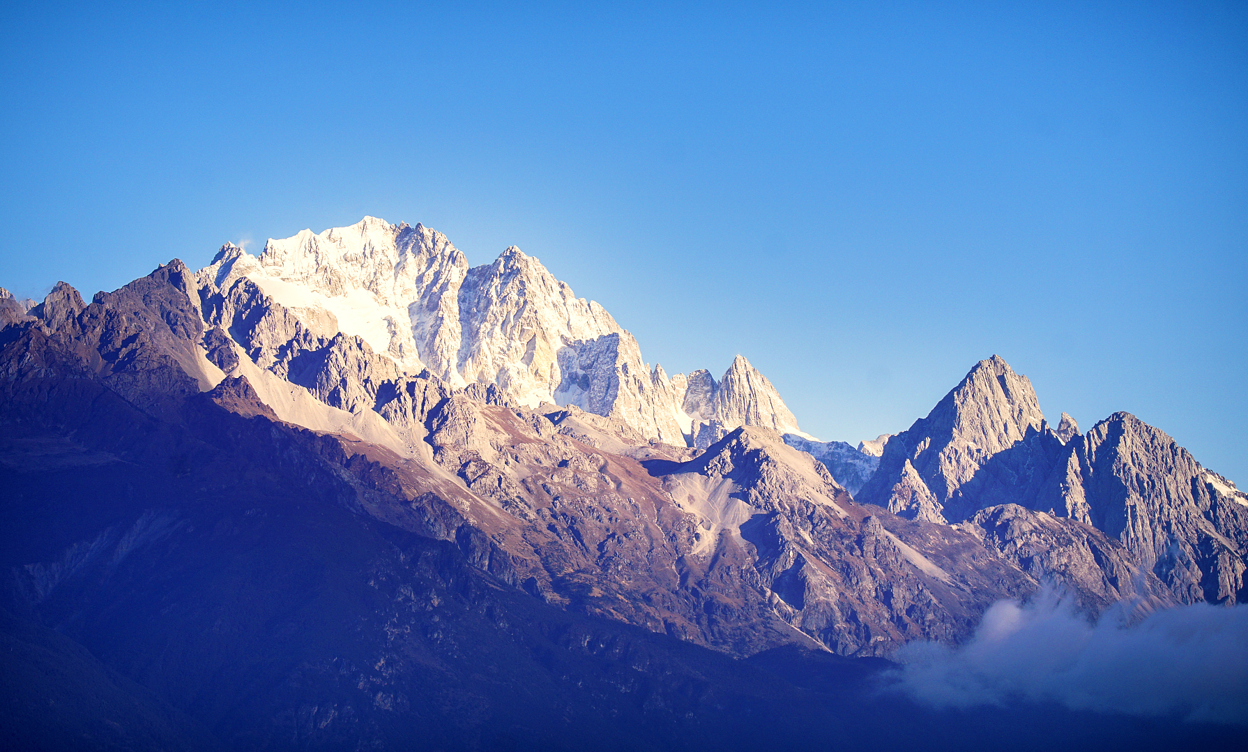 云南这一山脉,终年积雪,藏有绝美风光,还被誉为南滇之巅