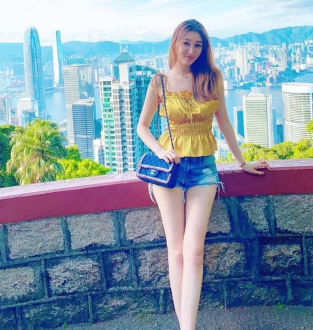 争议!何艳娟回应被指爱炫富,曾与年长40岁富商闪婚跻身上流社会