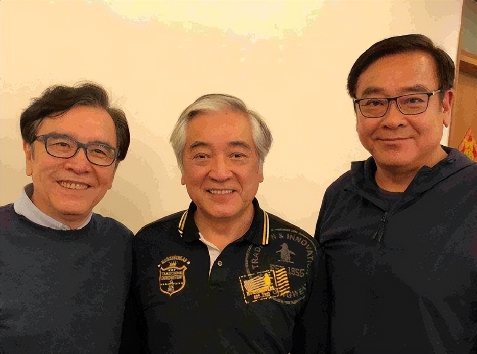 76岁姜大卫罕晒近况,头发花白下巴肉多似发福,曾被曝想移居内地