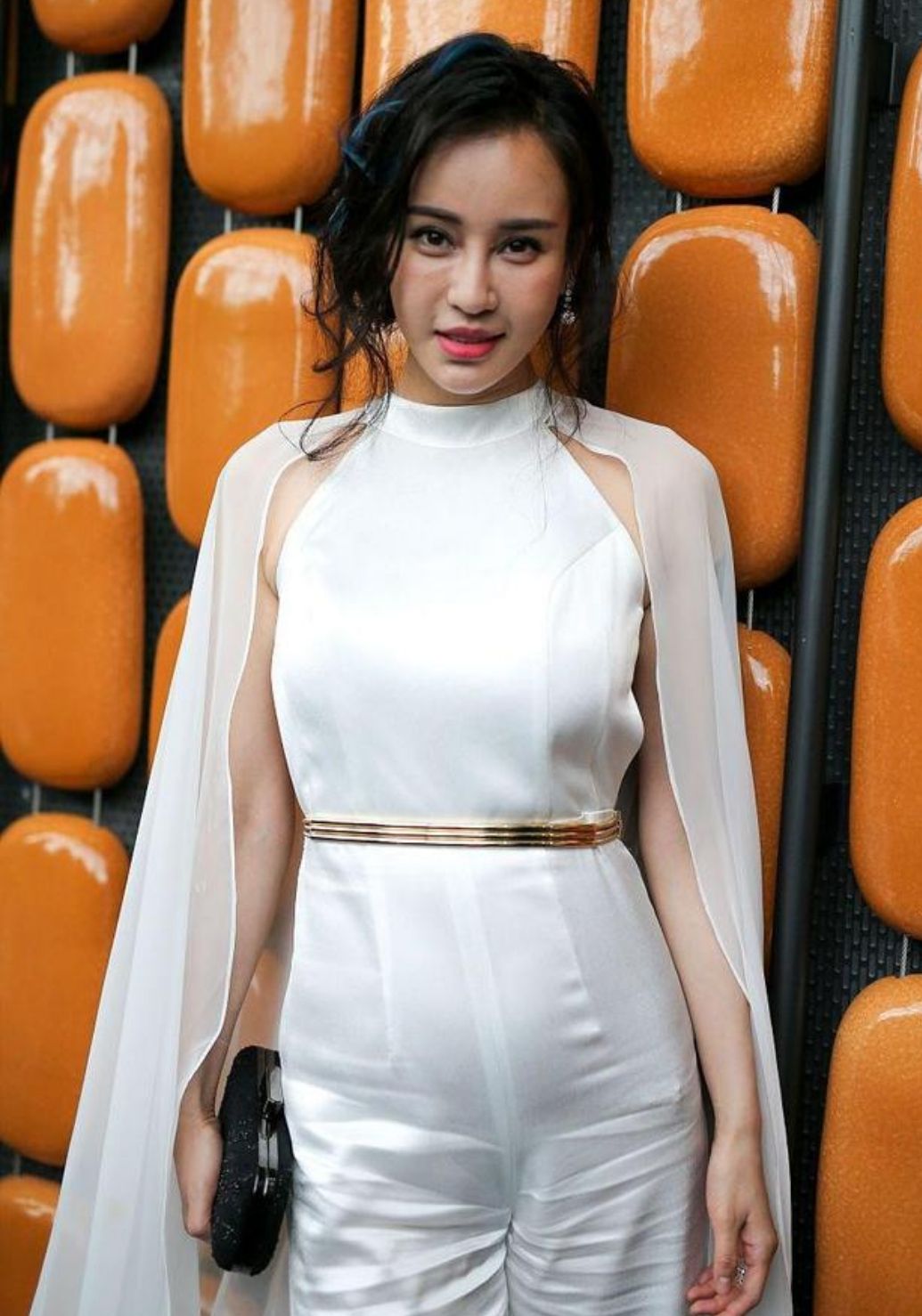 母其弥雅穿白色连体装亮相,勾勒顶级的身材曲线,一出场就是焦点