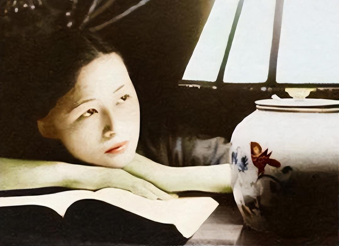 1988年张幼仪过世,墓碑上的四个字,是对前夫徐志摩无情地嘲讽