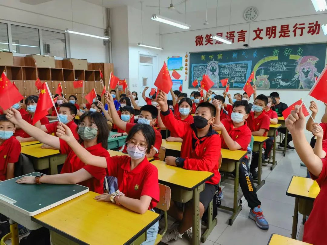 "我和祖国共成长" 翟营大街小学积极参与"五星红旗飘起来"活动