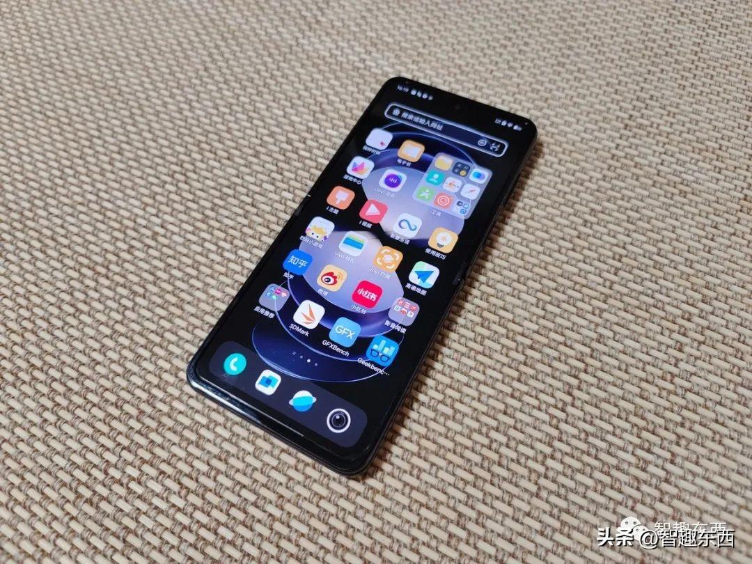 钻黑"翻盖"折叠机 vivo x flip来了