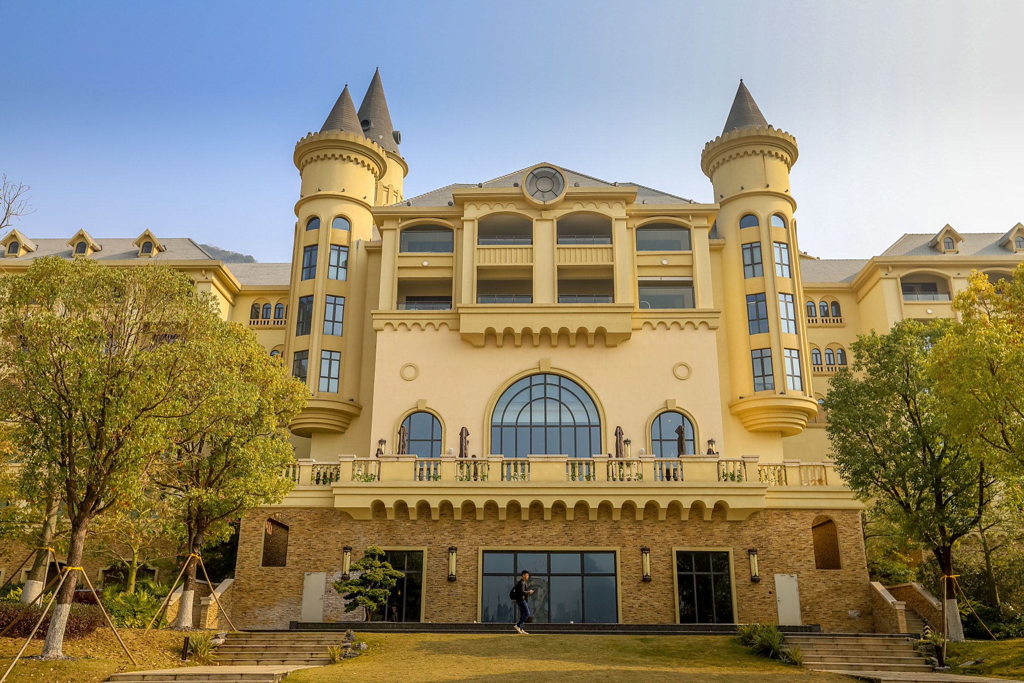 清远山区发现一座城堡,外墙颜色五彩斑斓,像安徒生童话一样