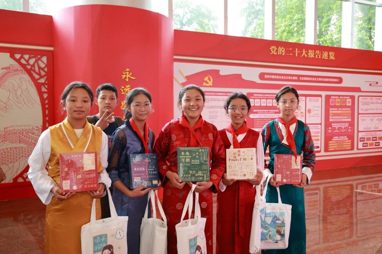 顺德农商银行勒流支行联合勒流江义中学开展"明德关爱,一路同行"参观