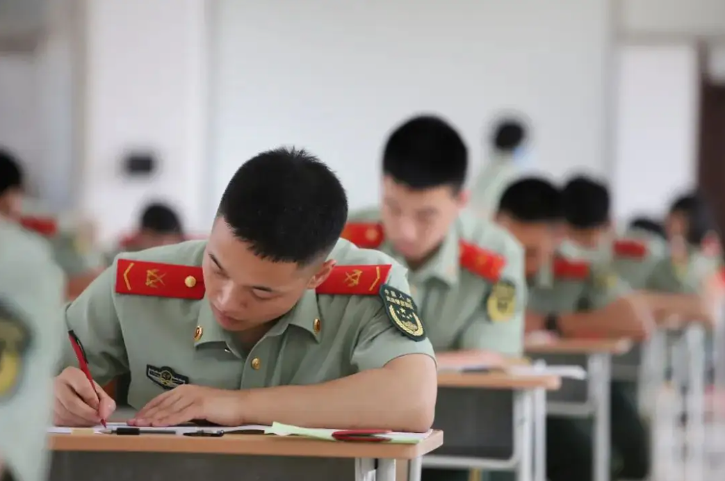 500分左右能考上的6所军校,毕业后还能拿铁饭碗,学生要把握机会