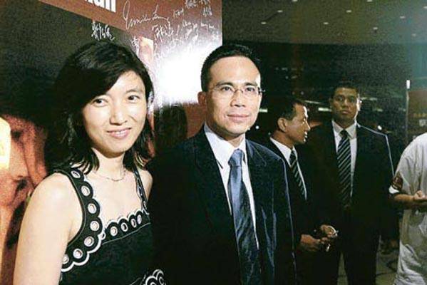 李泽钜几十年都没绯闻,妻子王富信不简单,长相一般却成首富儿媳