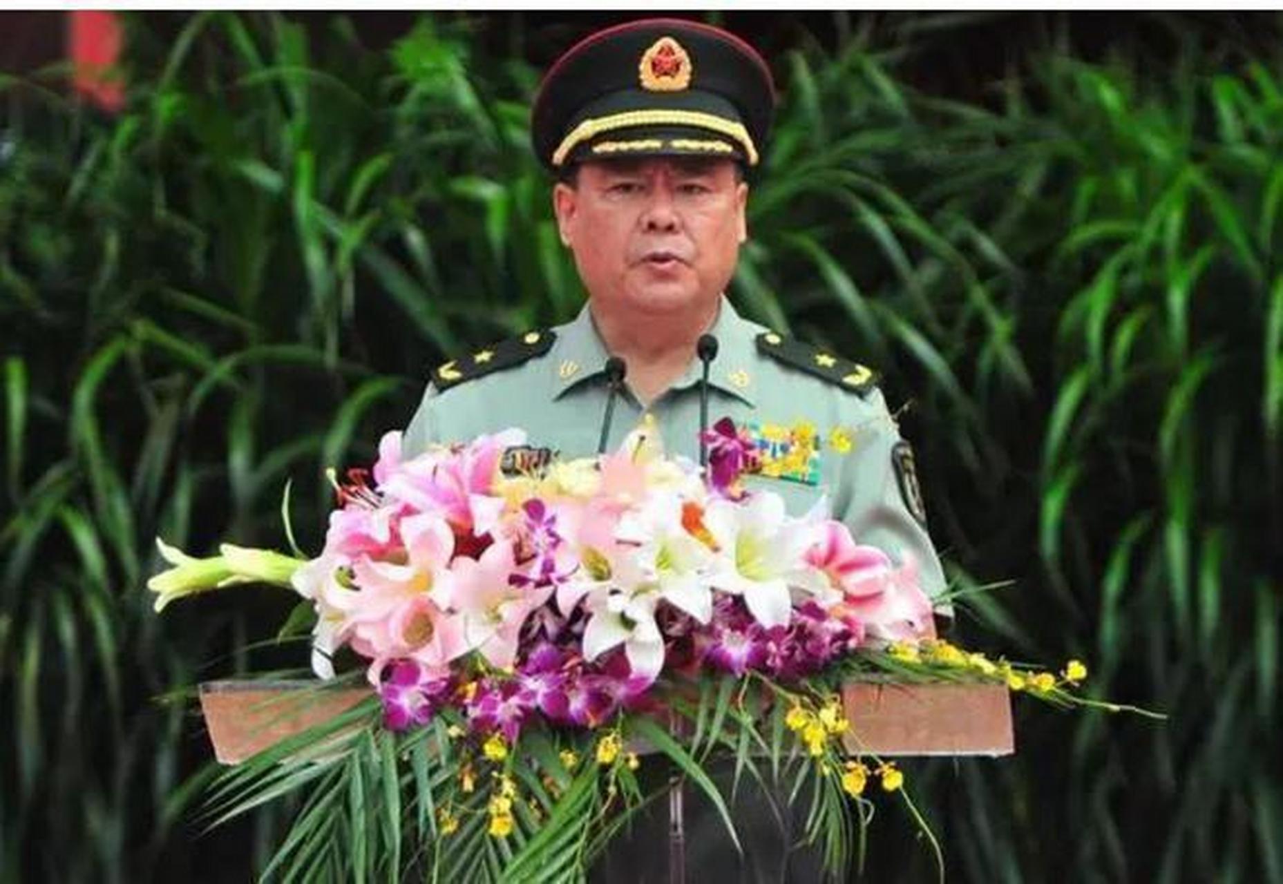 集团军的军政主官为军长和政委,分别负责部队的军事主官和政治工作