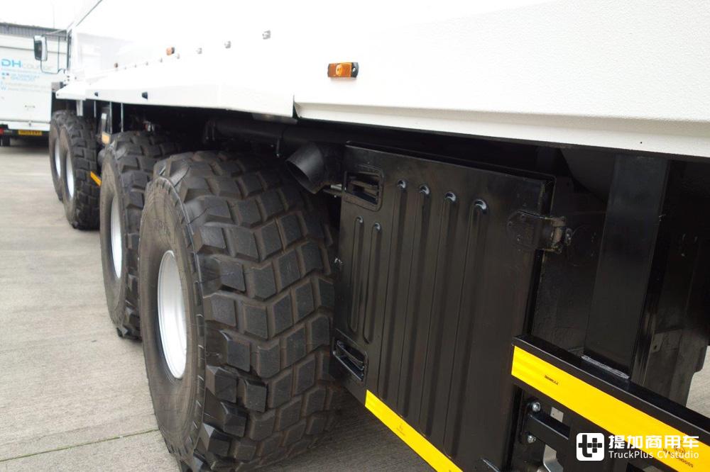 越野客车见过吗?军用卡车底盘 客车上装,冰岛曼恩旅游专列实拍