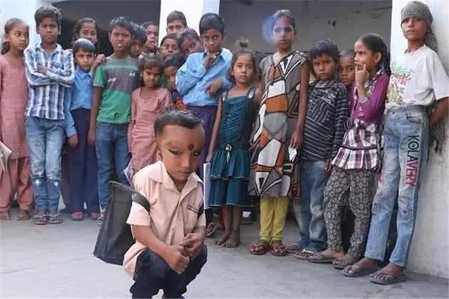 印度6岁"象头神男孩",不去上学,被当地人当神明供奉